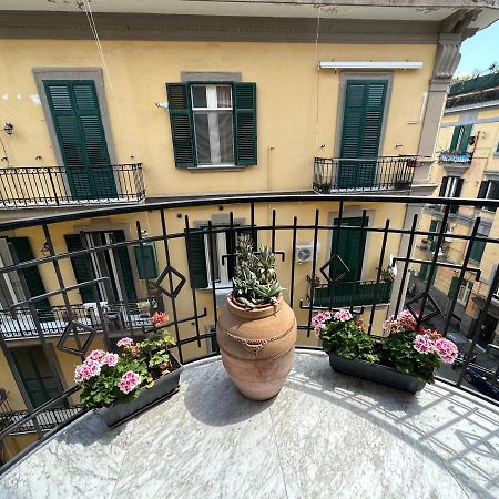 Domus Luca - Central Rooms In The Heart Of Naples Luaran gambar