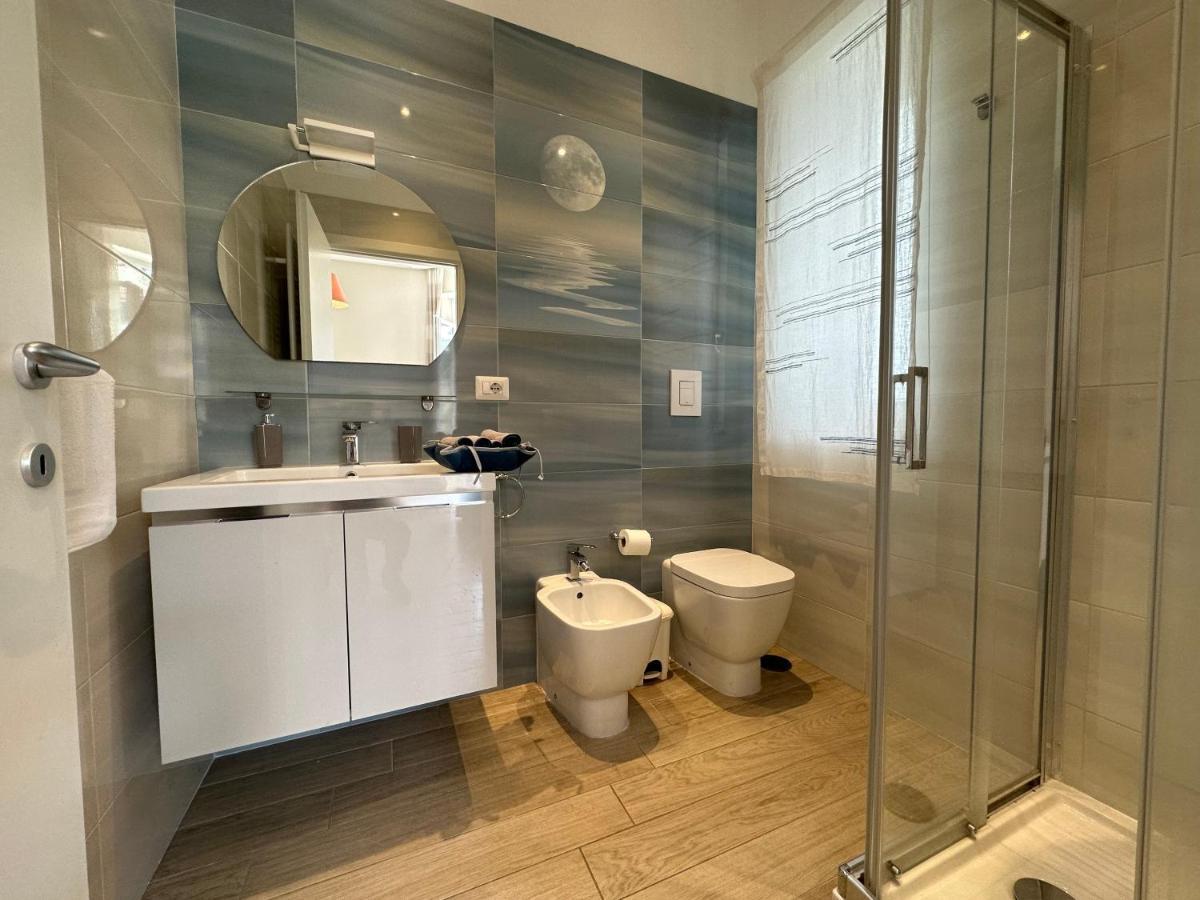 Domus Luca - Central Rooms In The Heart Of Naples Luaran gambar