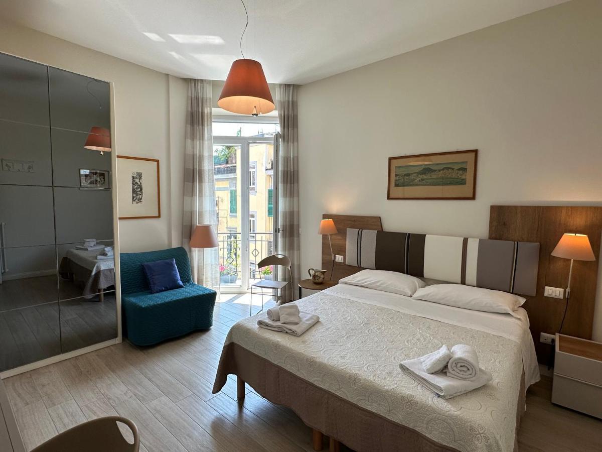 Domus Luca - Central Rooms In The Heart Of Naples Luaran gambar