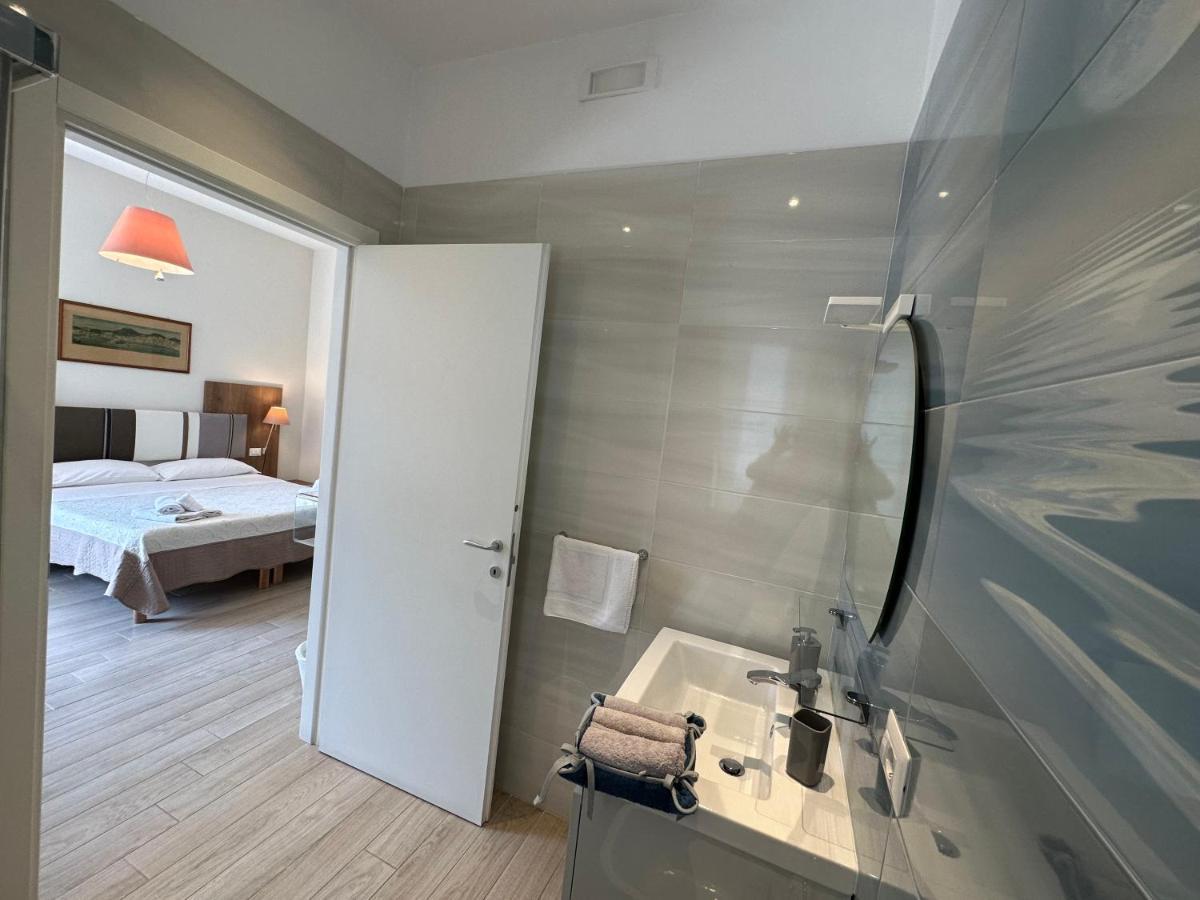 Domus Luca - Central Rooms In The Heart Of Naples Luaran gambar