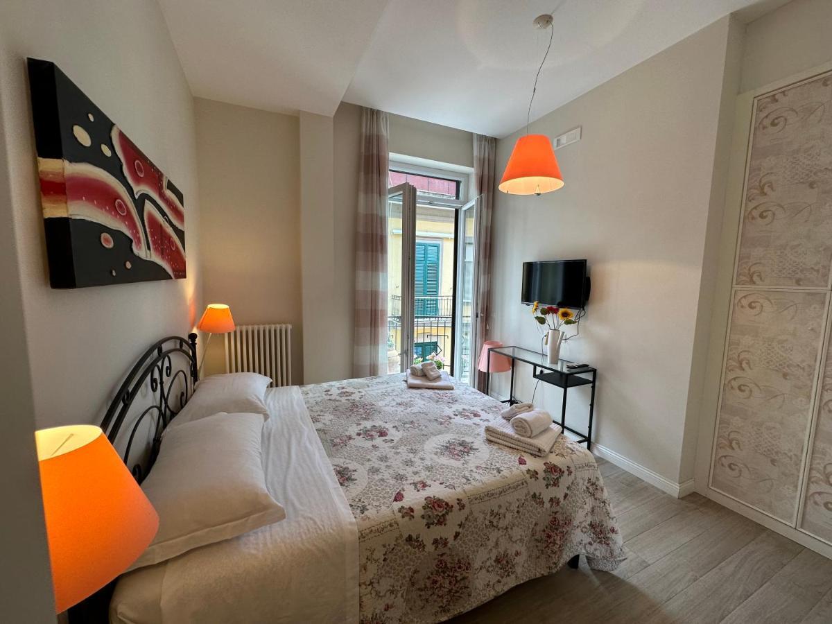Domus Luca - Central Rooms In The Heart Of Naples Luaran gambar