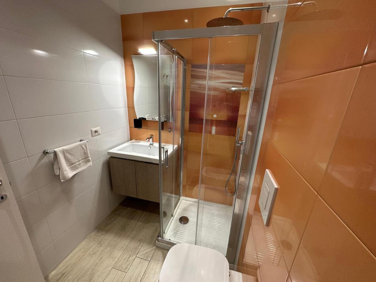 Domus Luca - Central Rooms In The Heart Of Naples Luaran gambar