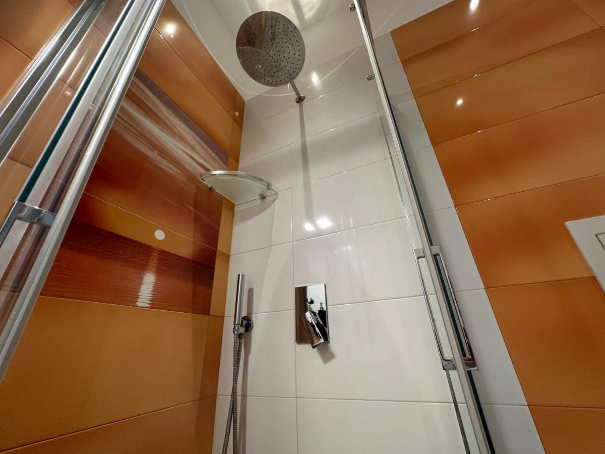 Domus Luca - Central Rooms In The Heart Of Naples Luaran gambar