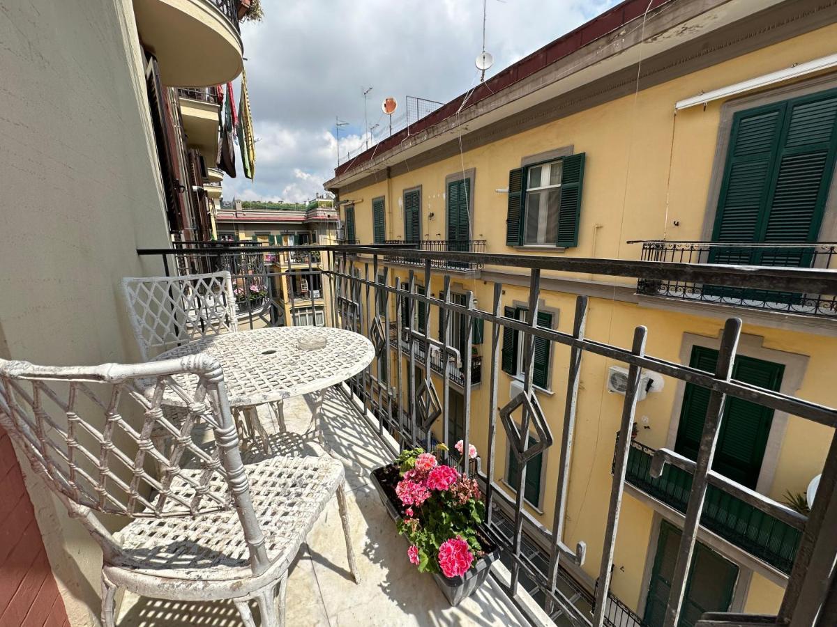 Domus Luca - Central Rooms In The Heart Of Naples Luaran gambar