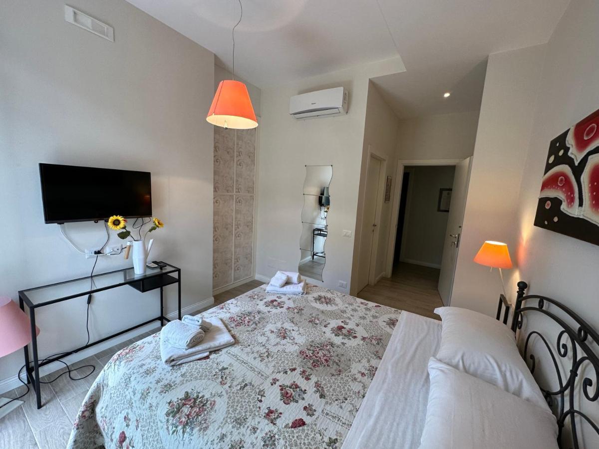 Domus Luca - Central Rooms In The Heart Of Naples Luaran gambar