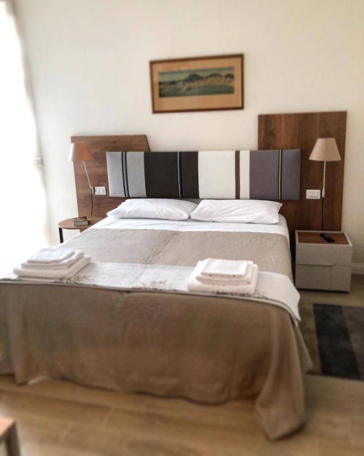 Domus Luca - Central Rooms In The Heart Of Naples Luaran gambar