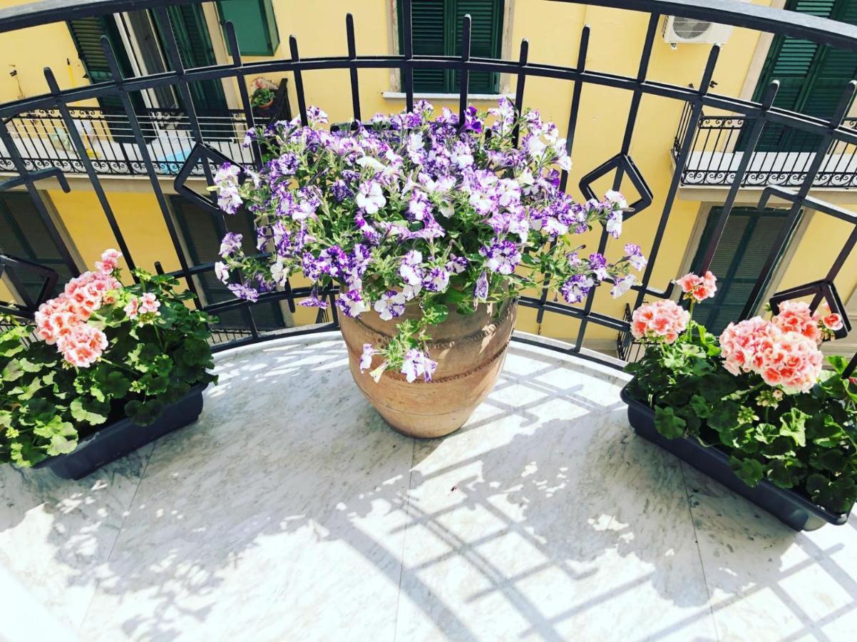 Domus Luca - Central Rooms In The Heart Of Naples Luaran gambar
