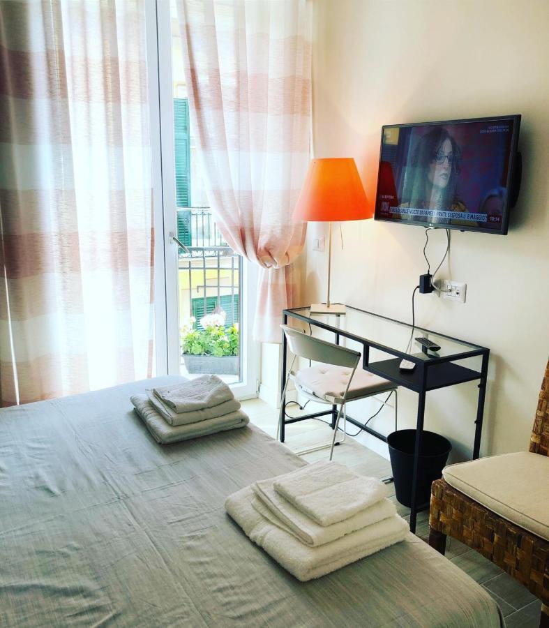 Domus Luca - Central Rooms In The Heart Of Naples Luaran gambar